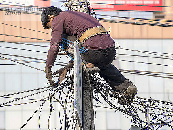 Elektriker auf Strommast  Kathmandu  Nepal