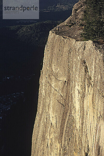 Mann fährt Einrad am Rand einer Klippe. Squamish  British Columbia  Kanada.