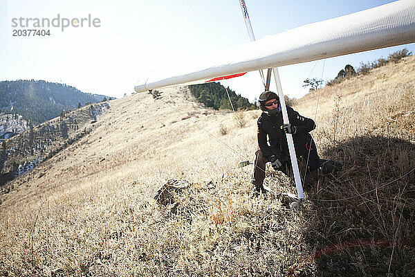 Der Weltrekord-Drachenflieger BJ Herring wartet beim Start am Lookout Mountain in Golden  Colorado  auf den richtigen Wind.