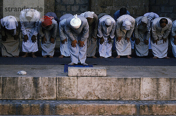 Gruppe von Männern  die an einem heiligen Ort beten. Syrien  Asien.