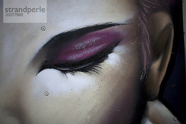 Detail des Auges einer Frau  gemalt in einer Straße von Sevilla.