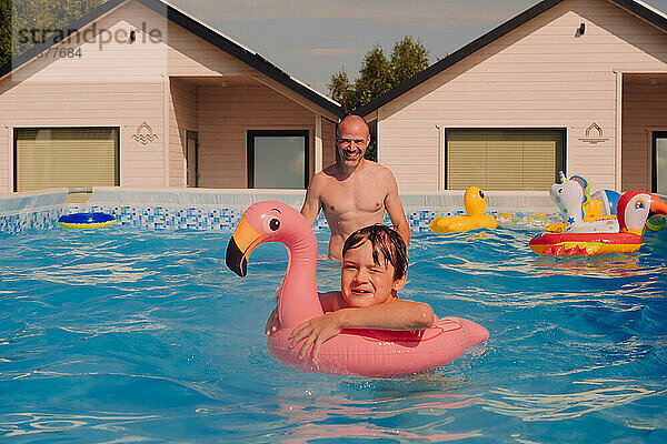 Vater und Sohn haben Spaß im Pool