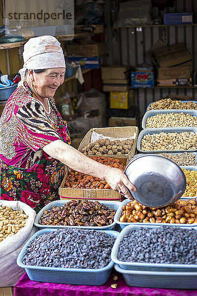 Eine Frau auf dem Markt von Osch  Kirgisistan