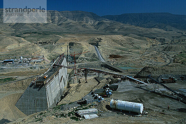 Bau eines 64 Meter hohen Bewässerungsdamms im Wadi Mujib  Jordanien.