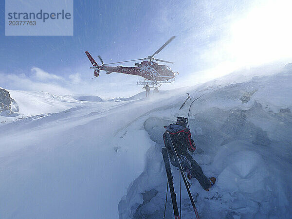 Ein Bergrettungstechniker stürzt in eine Gletscherspalte. Wenn ein Skifahrer den Schnee durchbricht und den Gletscher hinabstürzt  bleibt als einziger Ausweg die Rettung durch die Rettungskräfte