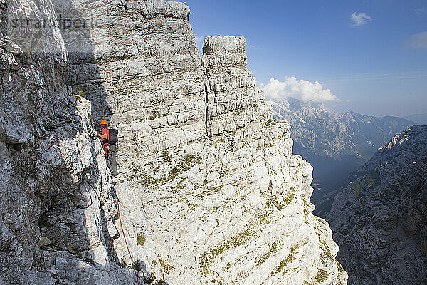 Bergführer beim Aufstieg entlang der Klippe des Triglav  Slowenien