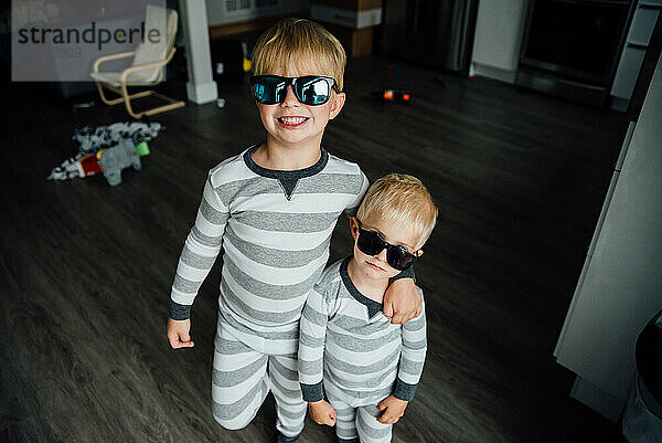 Porträt zweier alberner Jungen mit Sonnenbrille drinnen