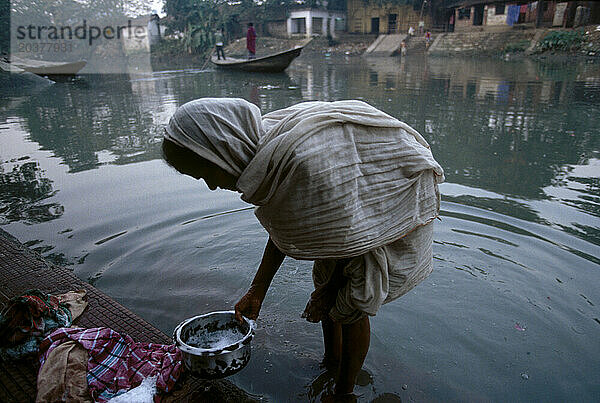 Eine Frau wäscht sich am Ganges  Kalkutta  Indien