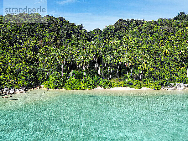 Indonesien Anambas-Inseln - Drohnenansicht der Insel Telaga