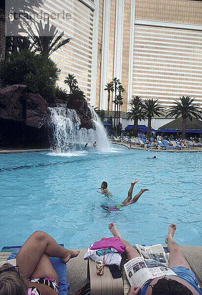 Menschen entspannen sich in der Nähe des Swimmingpools des Mirage Hotels  Las Vegas  Nevada.