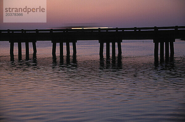 Brücke bei Sonnenuntergang.