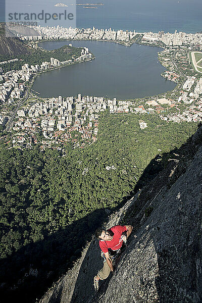 Ein lokaler Kletterer in Aktion über Rio de Janeiro  Brasilien.