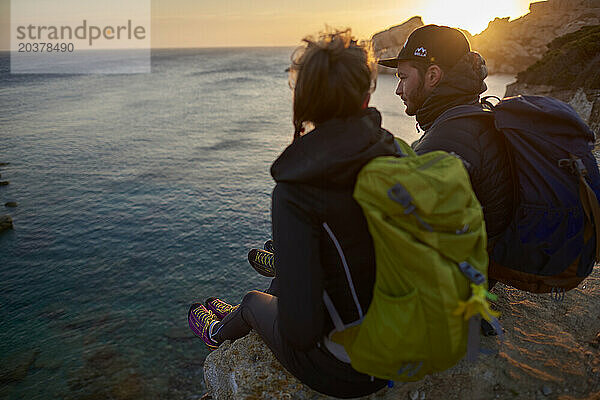 Nahaufnahme eines Paares  das auf einem Felsen an der Küste von Sardinien  Italien  sitzt