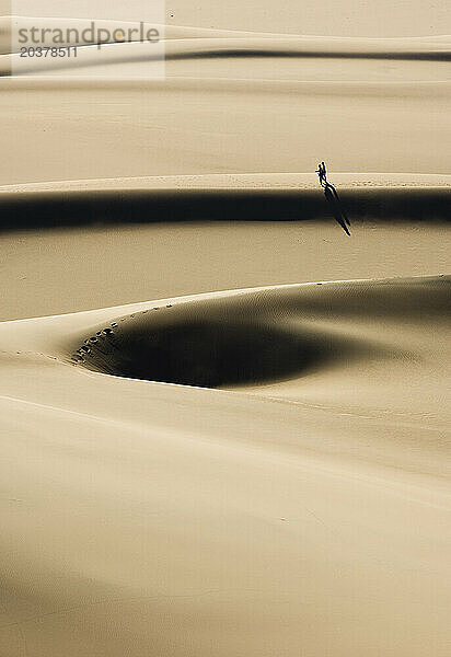 Das Morgenlicht taucht zwei Wanderer in Wärme im Great Sand Dunes National Park  Colorado.