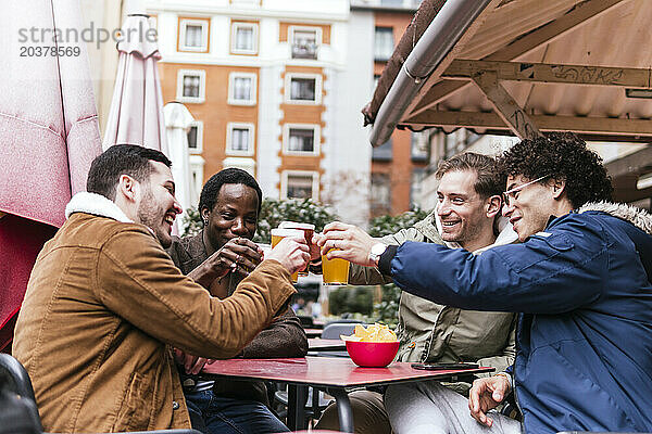 Vier multiethnische Freunde trinken Bier und reden