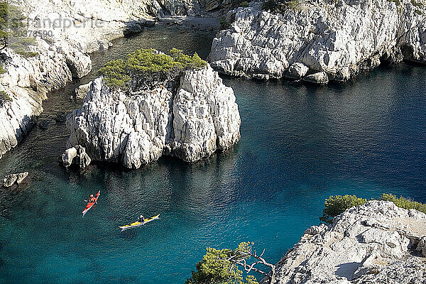 Zwei Kajakfahrer in Les Calanques bei Cassis  Frankreich.