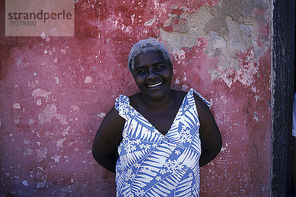 Frau vor einer Metzgerei  Trinidad  Kuba.