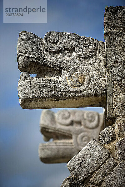 Skulpturen von Schlangenköpfen in den Maya-Ruinen von Chichen Itza im Bundesstaat Yucatan auf der mexikanischen Halbinsel Yucatan