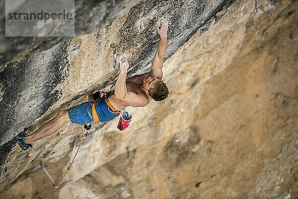 Der norwegische Kletterer Magnus Midtbø klettert Papichulo 9a+ in Oliana  Spanien.