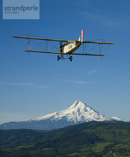Curtiss Jenny fliegt über dem Hood River Valley  Oregon  in Richtung Mt. Hood.
