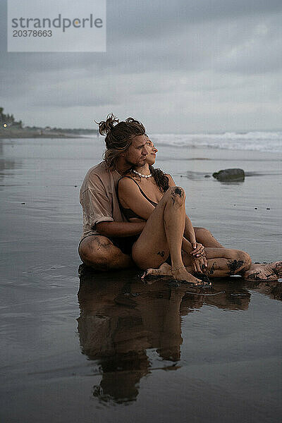 Junges fröhliches  glückliches verliebtes Paar am Strand. Bali