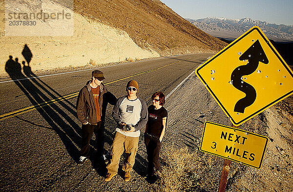 Porträt von drei Profi-Snowboardern in der Nähe des Death Valley  Kalifornien.
