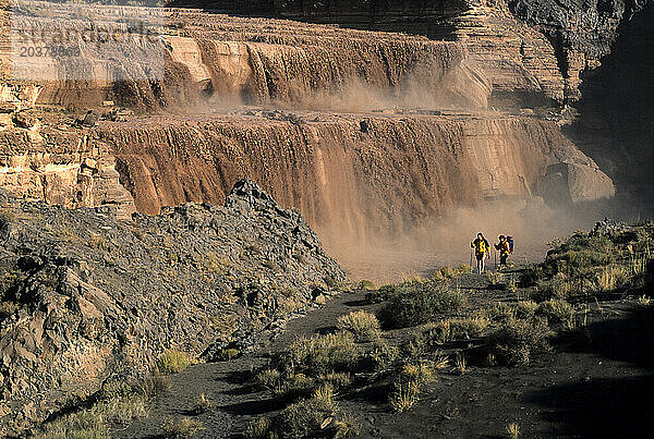 Mann und Frau wandern an den Ggrand Falls  Little Colorado River  Navajo Nation  Arizona.