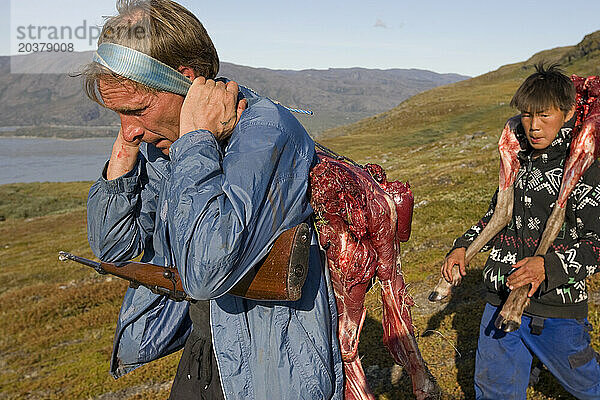 Pflegeeltern und Pflegekinder bringen Karibufleisch zurück in ein Sommercamp in der Nähe von Nuuk  Grönland.