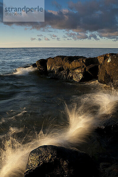 Bei Anbruch der Morgendämmerung schlagen Wellen am Nordufer des Lake Superior im Norden von Minnesota.