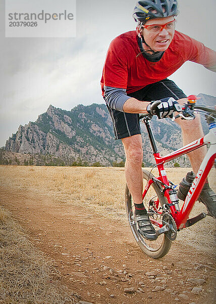 Ein Mann genießt eine Mountainbiketour auf dem Springbook Trail  der Teil des Boulder Mountain Parks and Open Space ist.