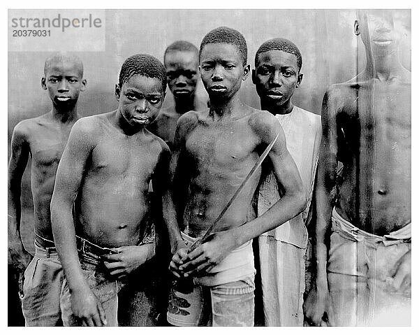 Gruppe junger gambischer Teenager.