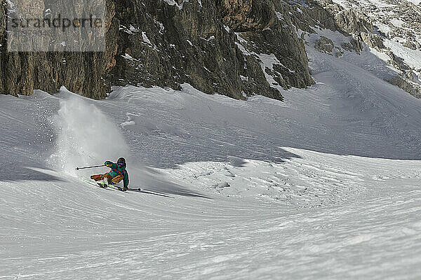 Freeride-Skifahren in Pale di San Martino bei Sonnenaufgang.