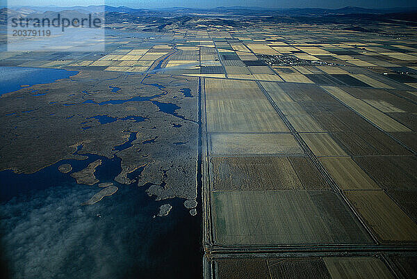 Luftaufnahme des Bewässerungsbezirks Klamath Basin  Tule Lake  Lower Klamath Lake an der Grenze zwischen Oregon und Kalifornien. Unten links befindet sich das Tule Lake Wildlife Refuge.