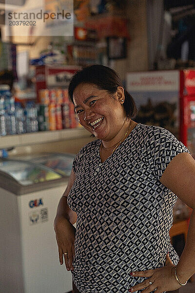 Glücklich lächelnde balinesische Frau. Bali