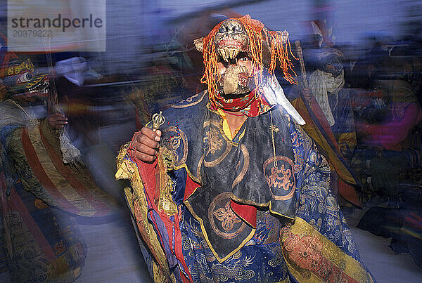 Mönche tanzen in Kostümen während des jährlichen Tiji-Festivals  Mustang  Nepal (selektiver Fokus)