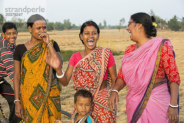 Frauen lachen draußen“  Sunderbans  Indien