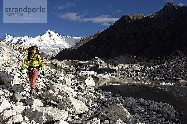 Eine junge Frau wandert durch eine Gletschermoräne unterhalb des Cho Oyu Peak im Khumbu Himalaya  Nepal