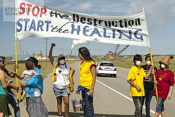 Kanadische Ureinwohner protestieren gegen die Zerstörung und Verschmutzung der Ölsandindustrie  Fort McMurray  Alberta  Kanada