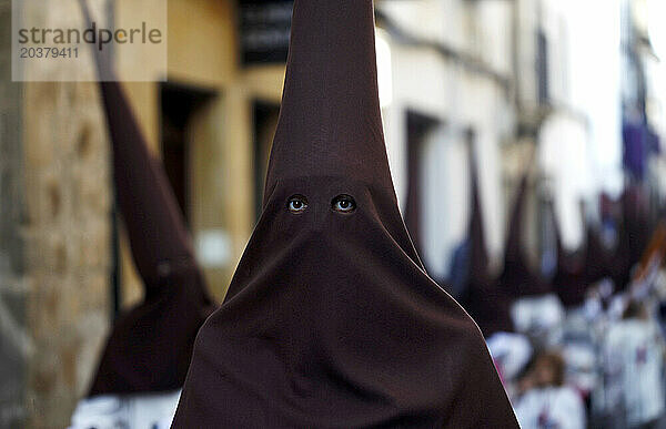 Vermummter Büßer während der Osterwochenfeierlichkeiten in Baeza  Provinz Jaen  Andalusien  Spanien