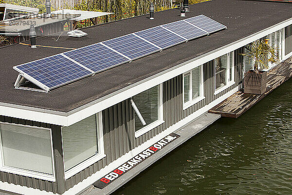 Hausboot außen mit Sonnenkollektoren auf dem Dach  Ijburg  Amsterdam  Niederlande