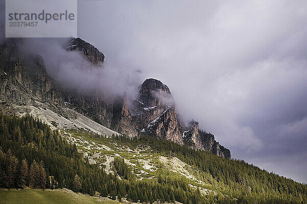 Gipfel der Dolomiten in Wolken gehüllt.