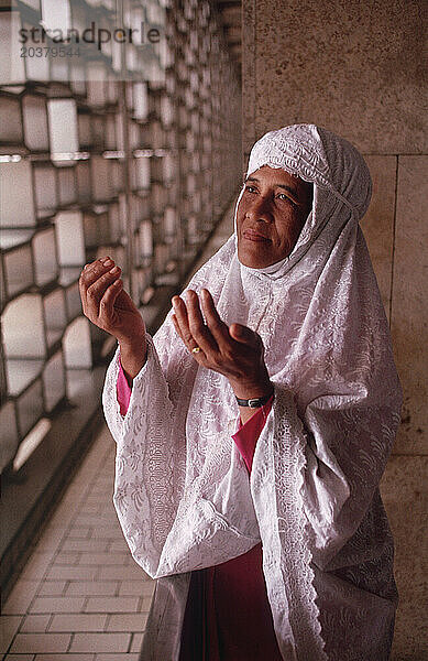 Muslimische Frau  Jakarta  Indonesien.
