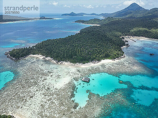 Indonesien Anambas-Inseln - Drohnenansicht der Küste der Insel Telaga