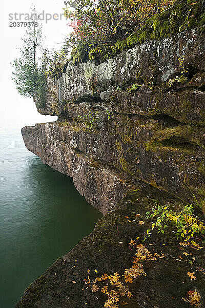 Eine Felsformation ragt im Herbst am Ufer von Madeline Island  Big Bay State Park  Wisconsin  in den Lake Superior hinein.