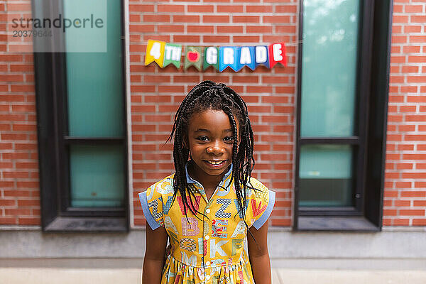 Afroamerikanisches Mädchen am ersten Tag des Schuljahres
