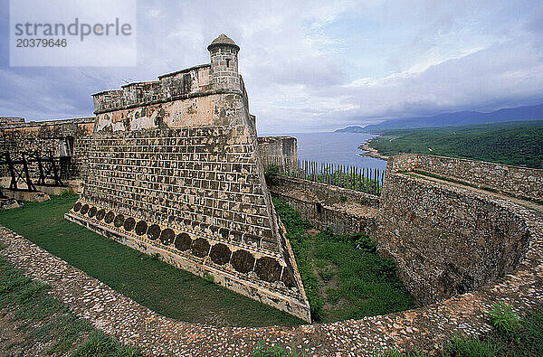 Eine alte Burg  umgeben von einer Mauer und einer grasbewachsenen Ebene  Kuba  Westindien.