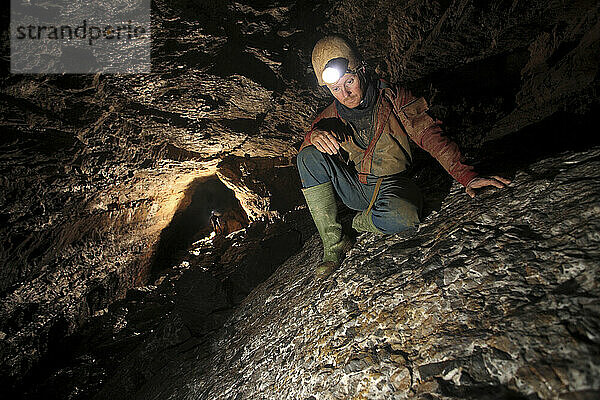 Ein Mann bewundert Felsmuster unter der Erde in einer Höhle in China.