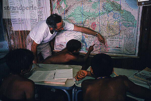 Yanomami im Klassenzimmer  Amazonas  Venezuela