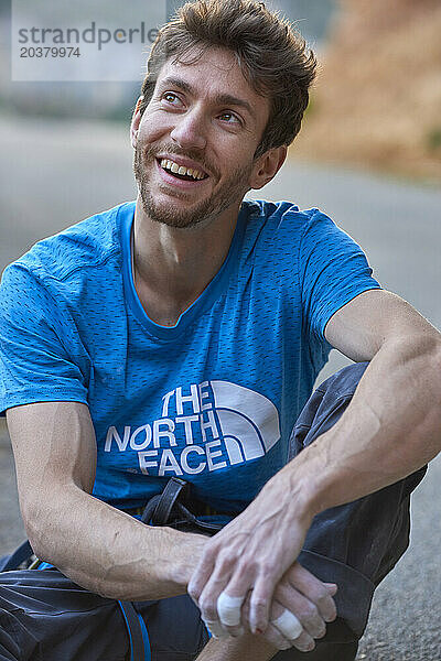 Porträt eines lächelnden Kletterers im blauen T-Shirt  Margalef  Katalonien  Spanien