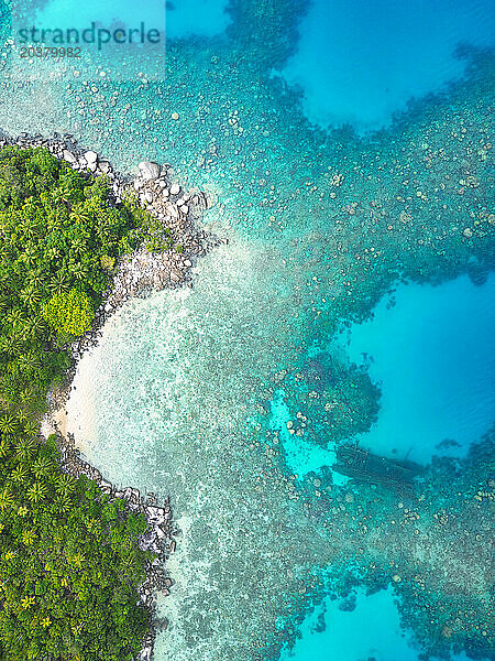 Indonesien Anambas-Inseln - Drohnenansicht des Schiffswracks der Insel Telaga